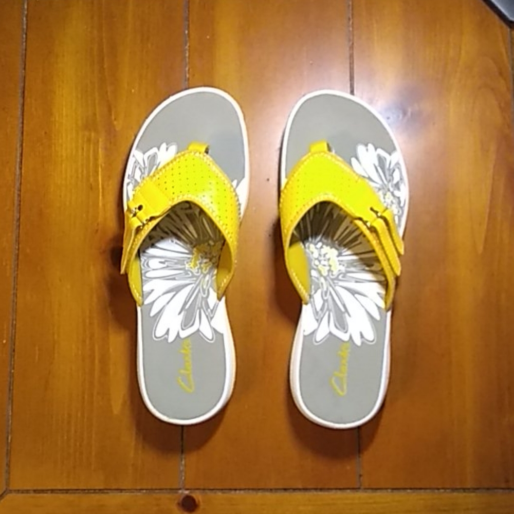 Clarks yellow sandals 8M